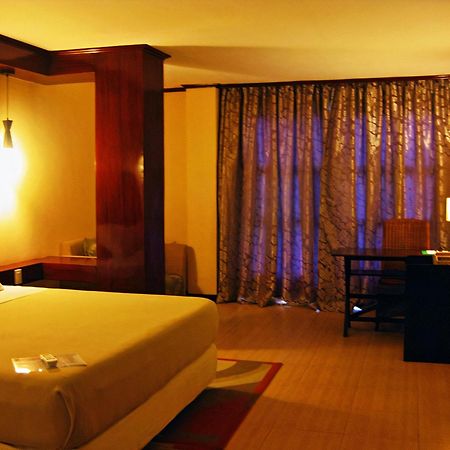 Cebu Dulcinea Hotel And Suites-Mactan Airport Hotel Lapu-Lapu City Exteriör bild
