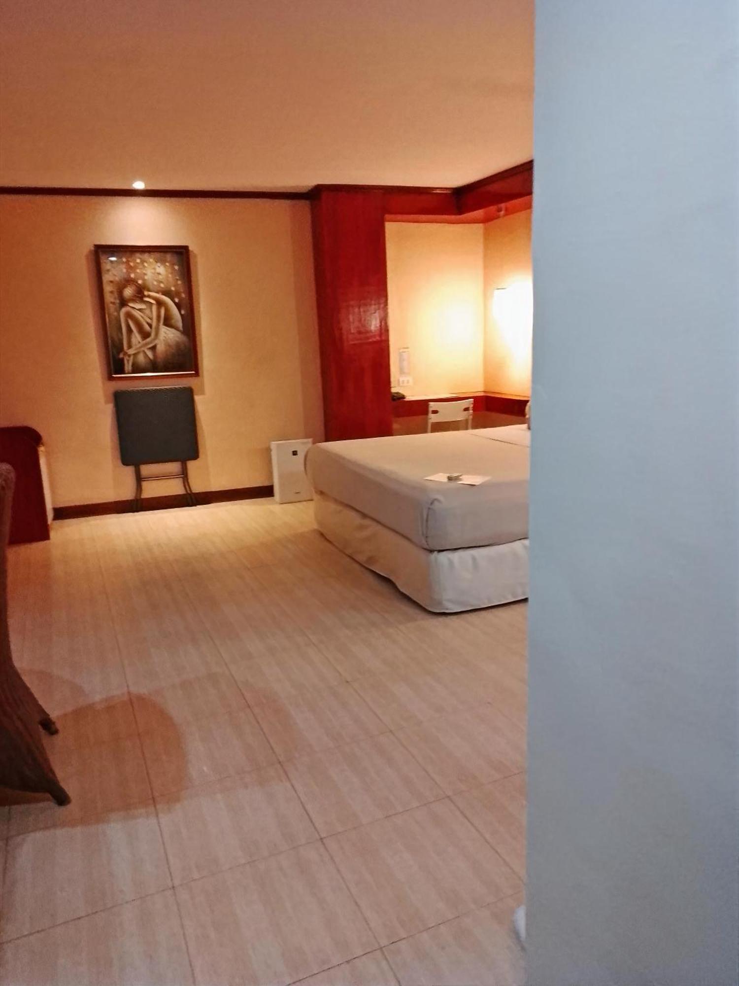 Cebu Dulcinea Hotel And Suites-Mactan Airport Hotel Lapu-Lapu City Exteriör bild