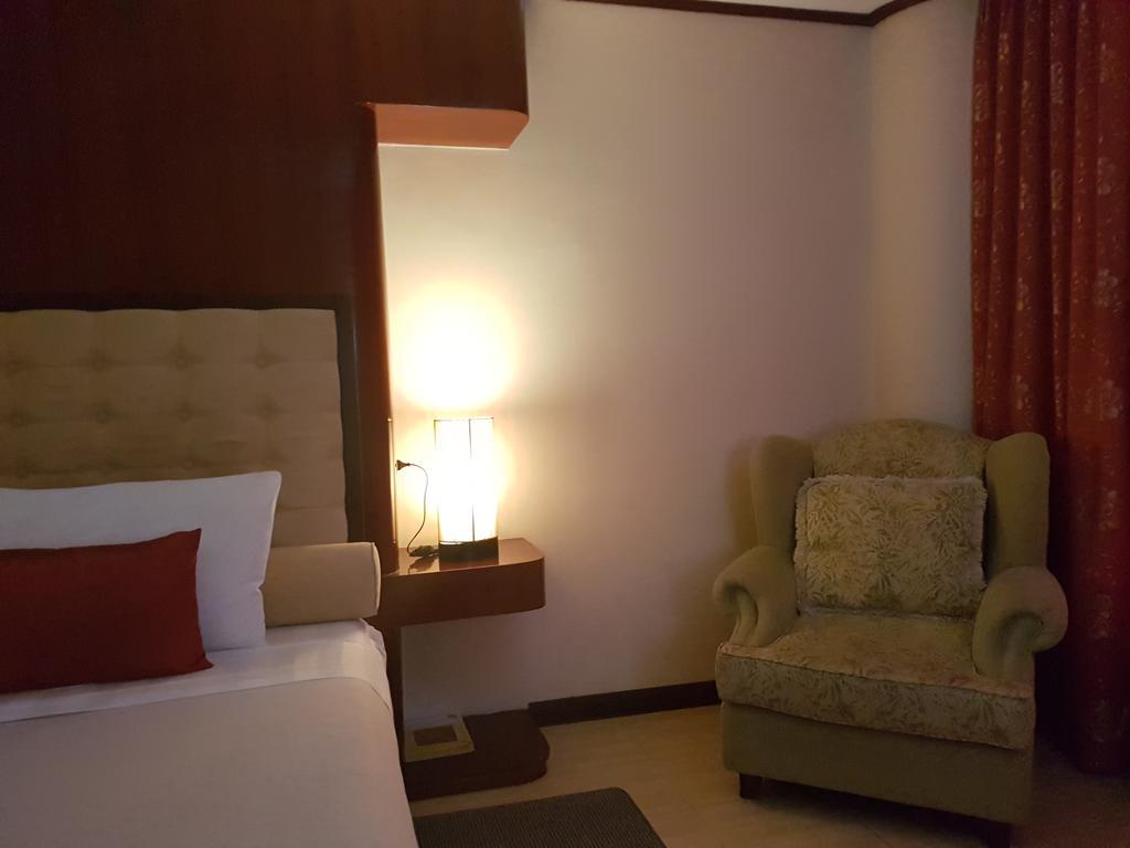 Cebu Dulcinea Hotel And Suites-Mactan Airport Hotel Lapu-Lapu City Exteriör bild